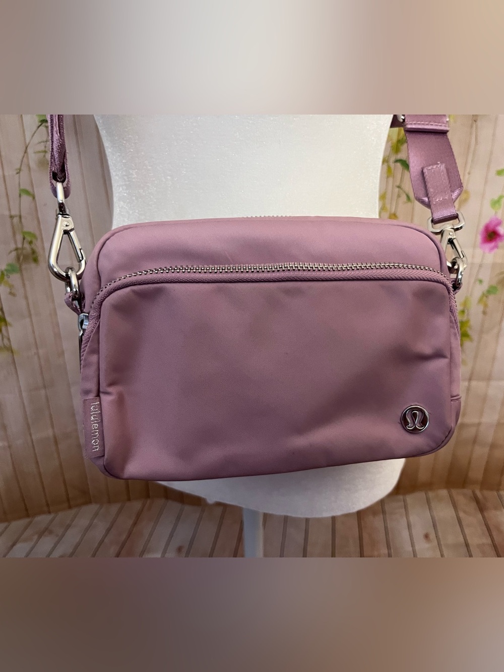 Lululemon Everywhere Crossbody Bag 2L - Picture 4 of 16